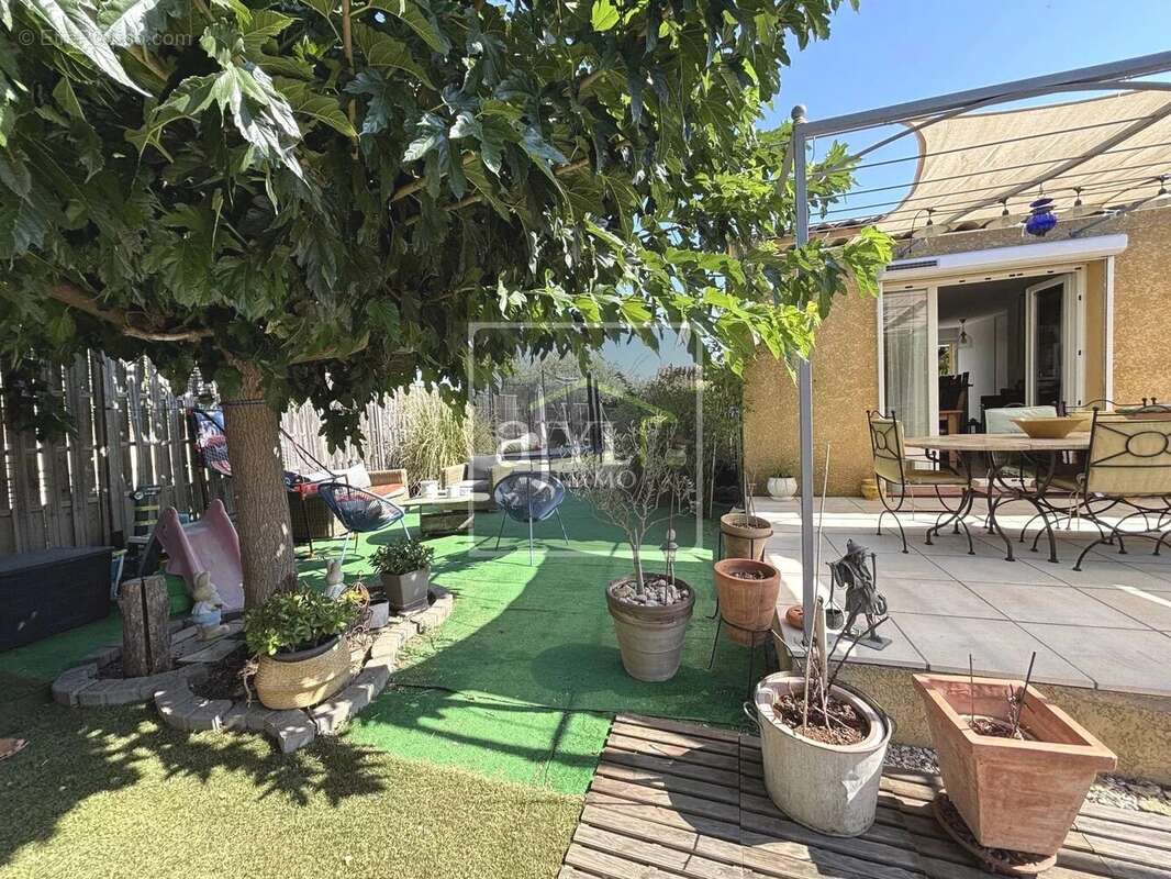 Maison à LA ROQUE-D&#039;ANTHERON