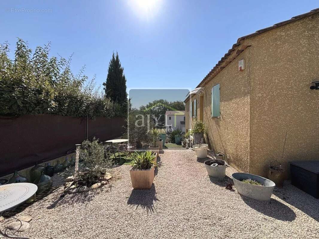 Maison à LA ROQUE-D&#039;ANTHERON