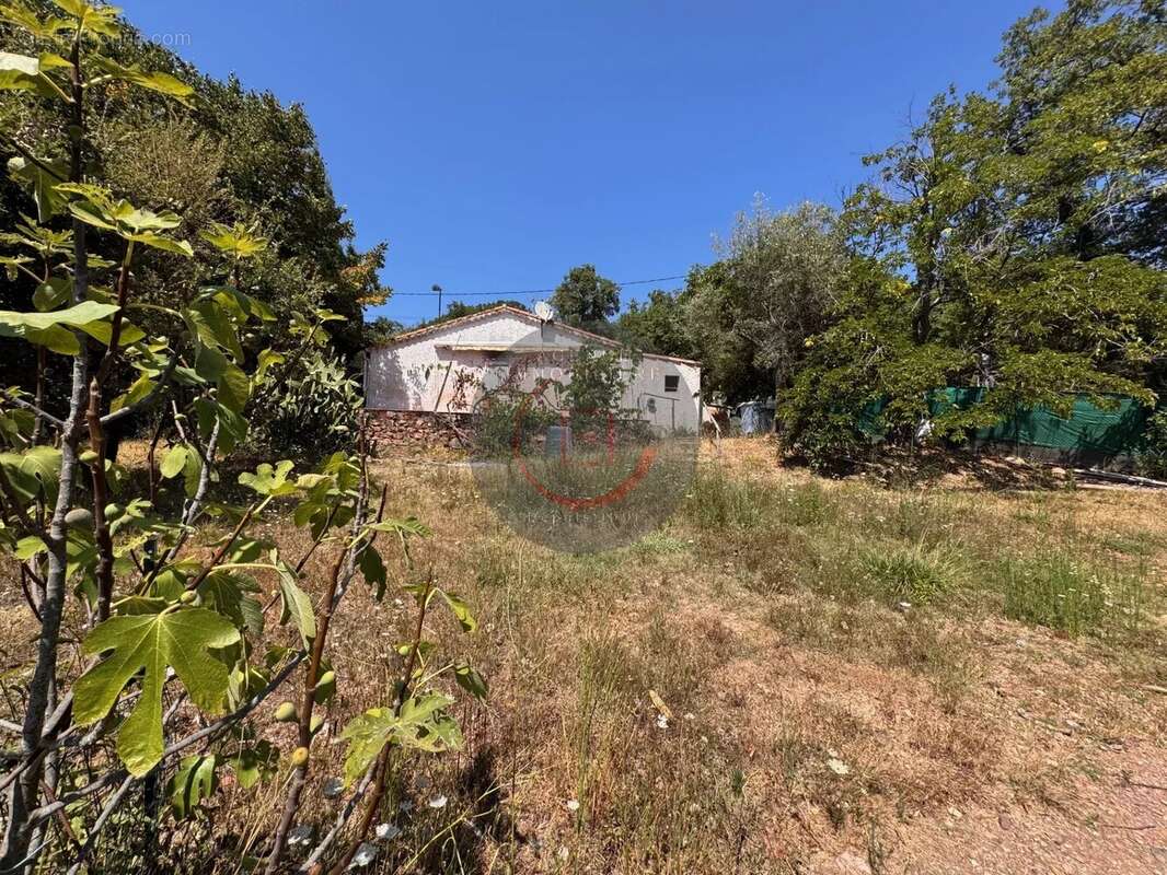 Terrain à LES ADRETS-DE-L&#039;ESTEREL