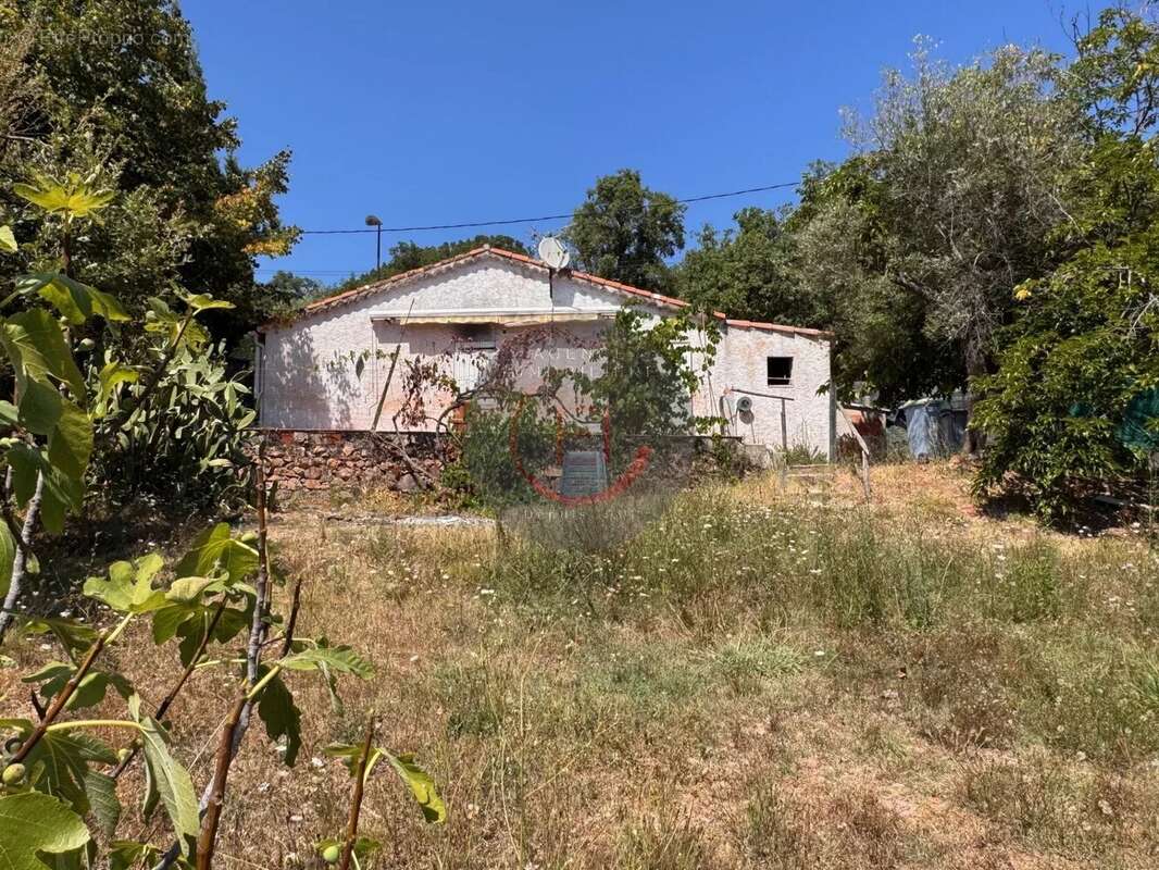 Terrain à LES ADRETS-DE-L&#039;ESTEREL