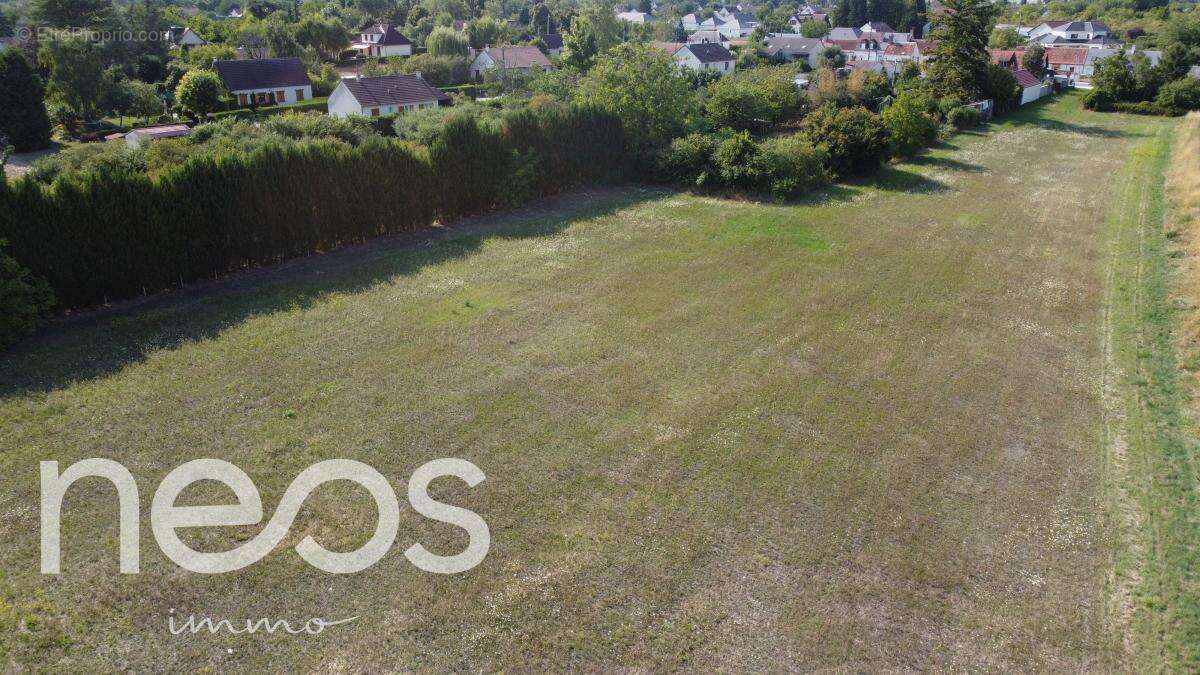 Terrain à MEHUN-SUR-YEVRE