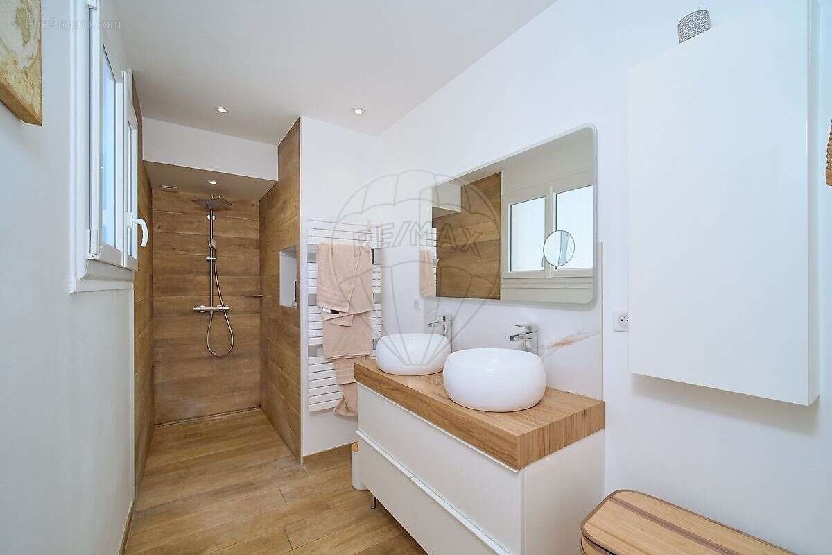 Maison à SAINT-ETIENNE-DES-OULLIERES