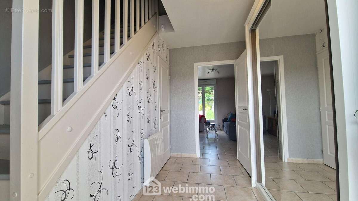 Une entrée spacieuse de 7 m² distribue... - Maison à MONS-EN-LAONNOIS