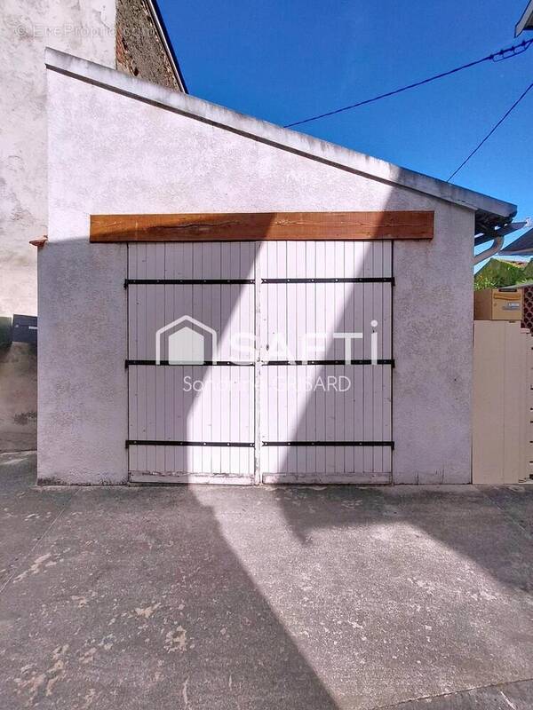 Photo 1 - Parking à ROANNE