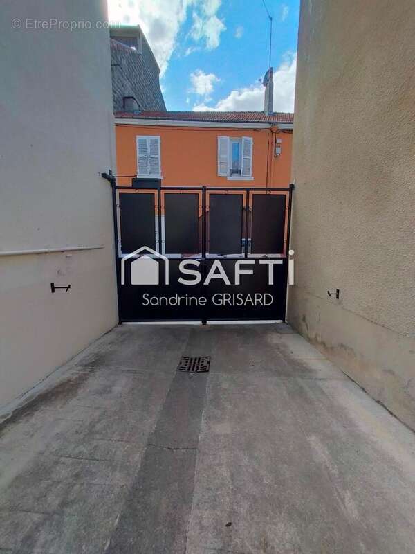 Photo 2 - Parking à ROANNE