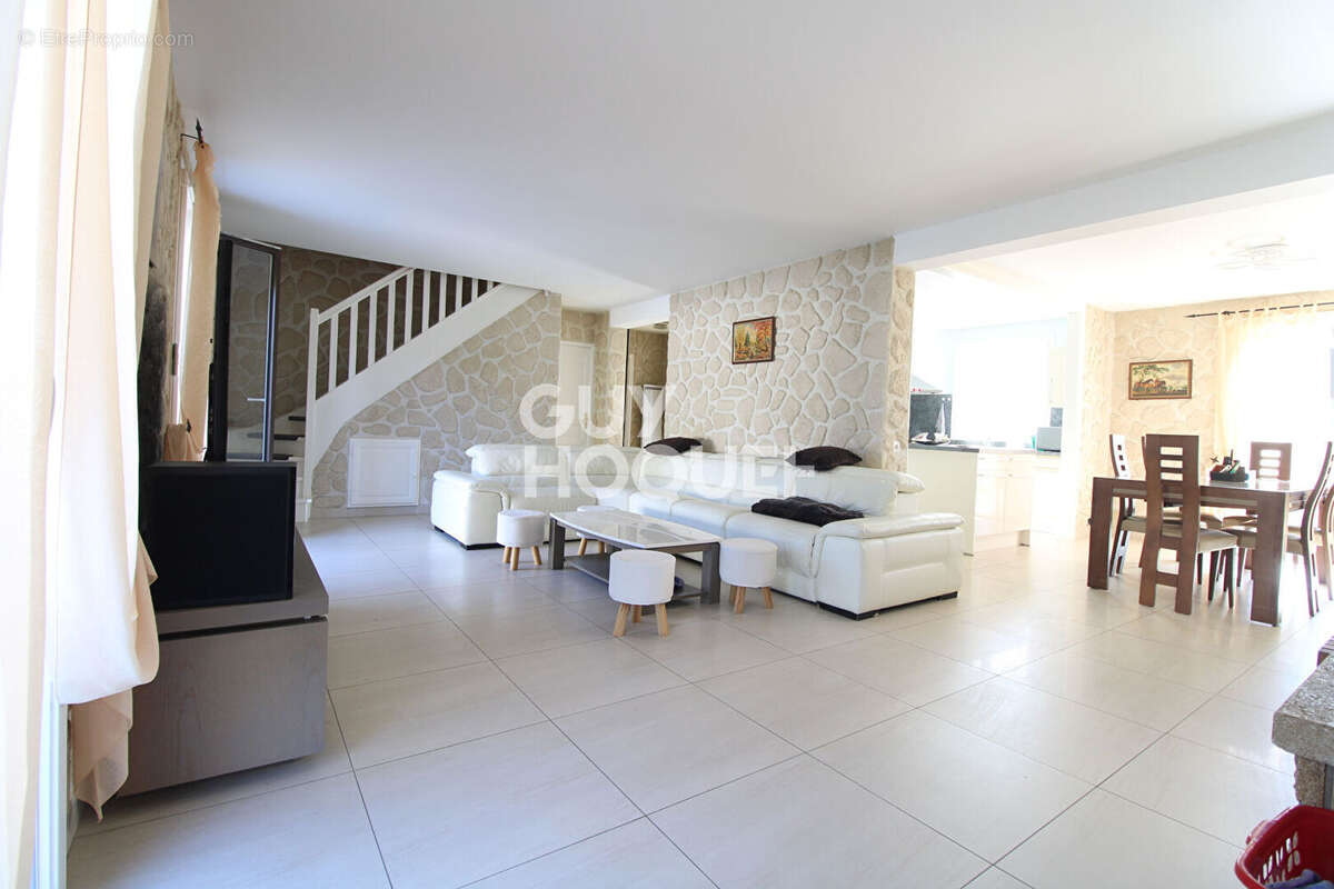 Maison à EVRY-GREGY-SUR-YERRE