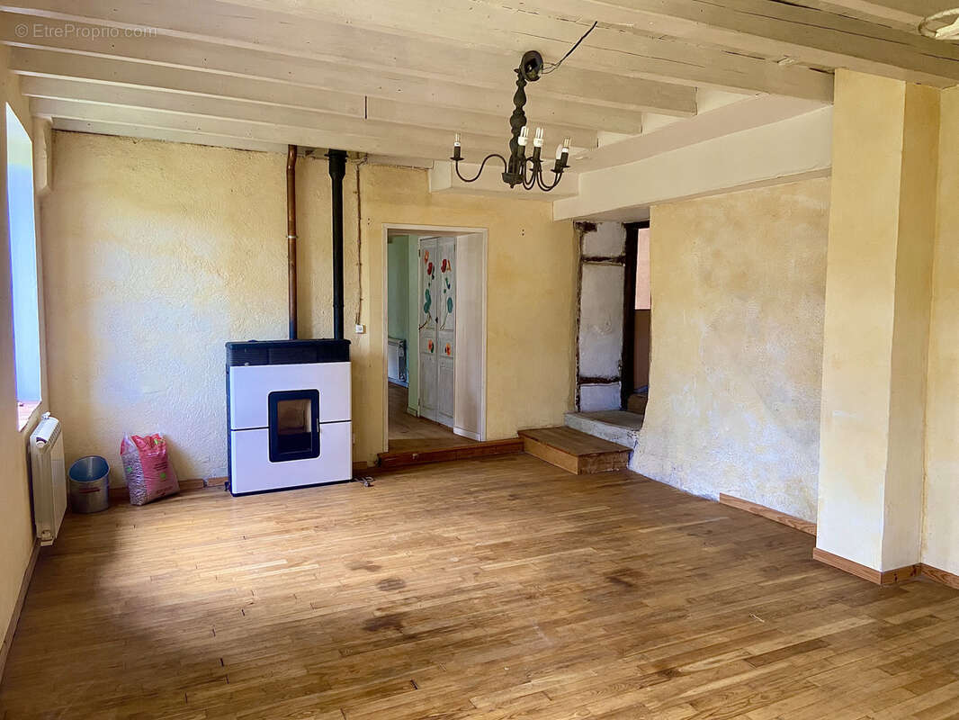 Maison à CHATEL-MONTAGNE