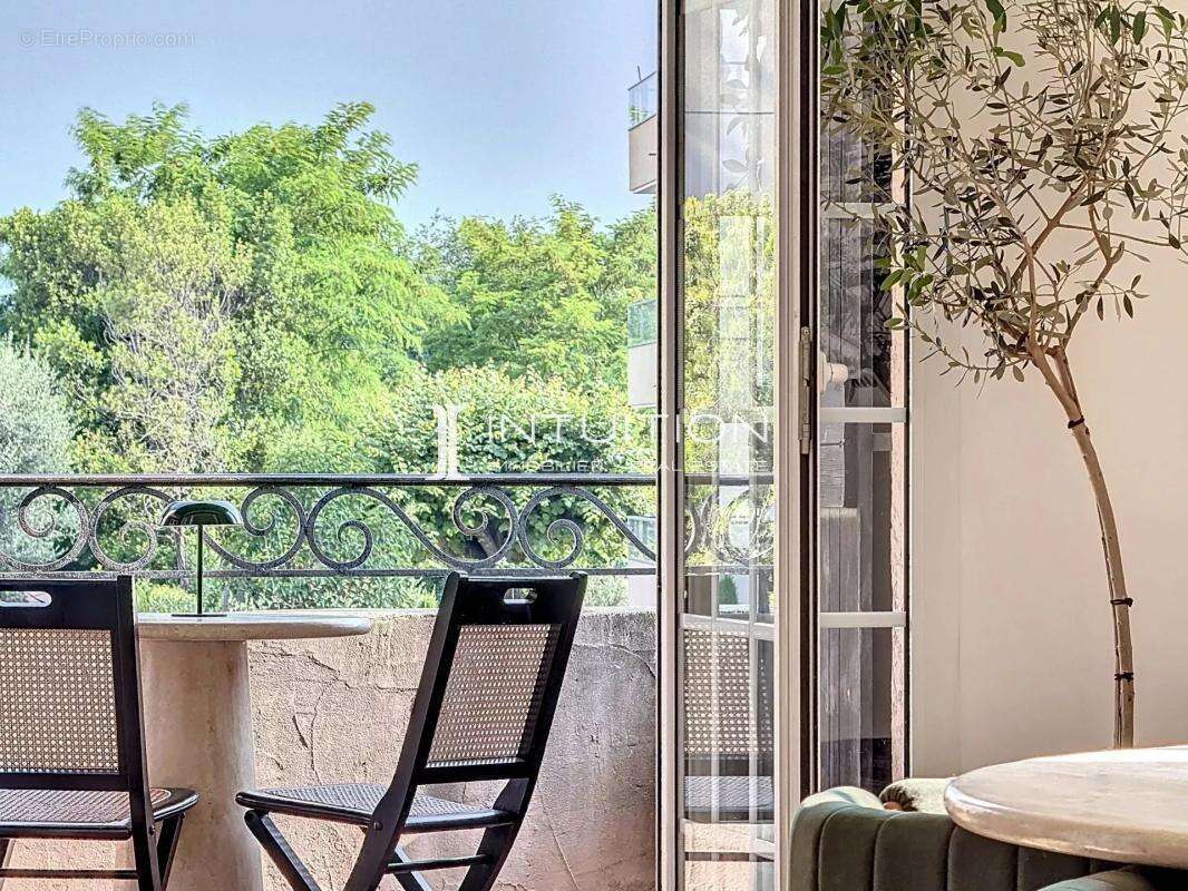 Appartement à SAINT-LAURENT-DU-VAR