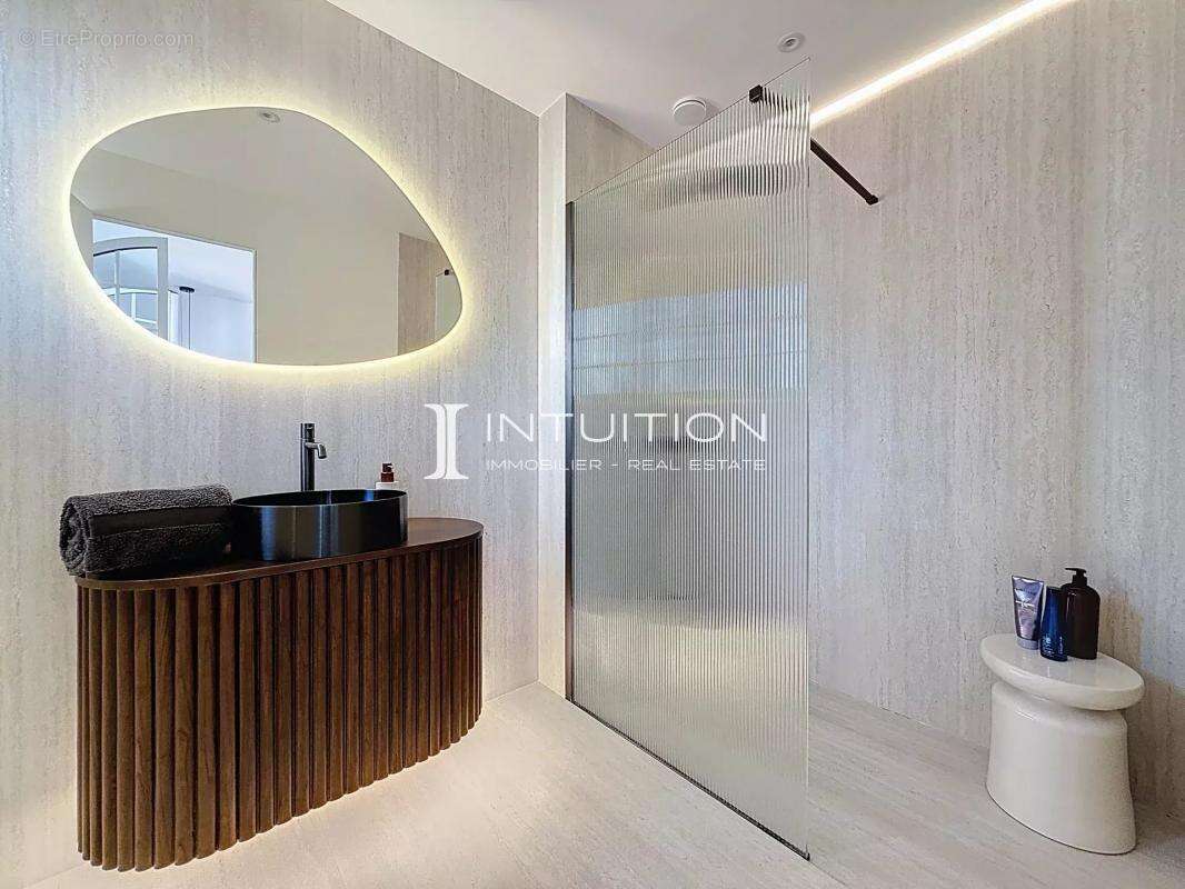 Appartement à SAINT-LAURENT-DU-VAR