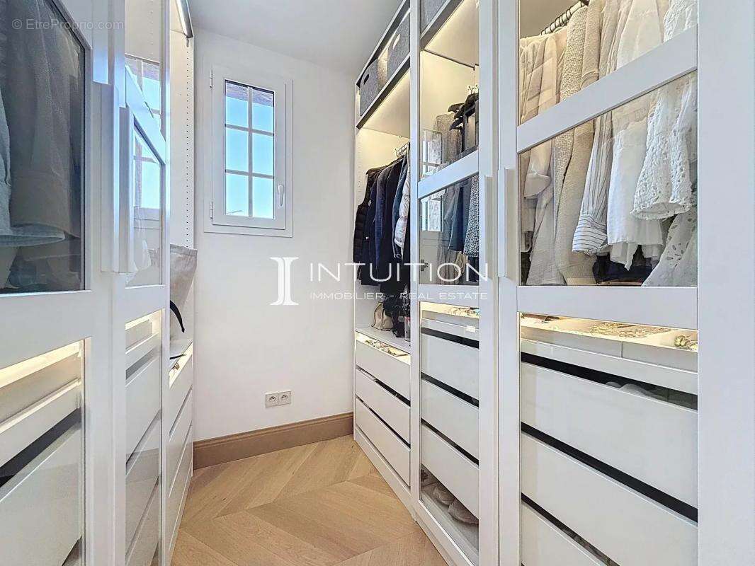 Appartement à SAINT-LAURENT-DU-VAR