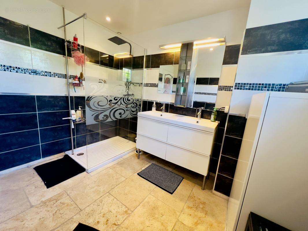 Maison à PERNES-LES-FONTAINES