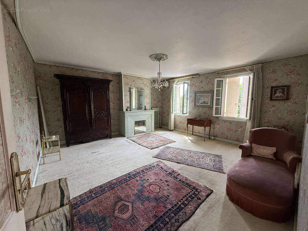 Maison à LES ARTIGUES-DE-LUSSAC