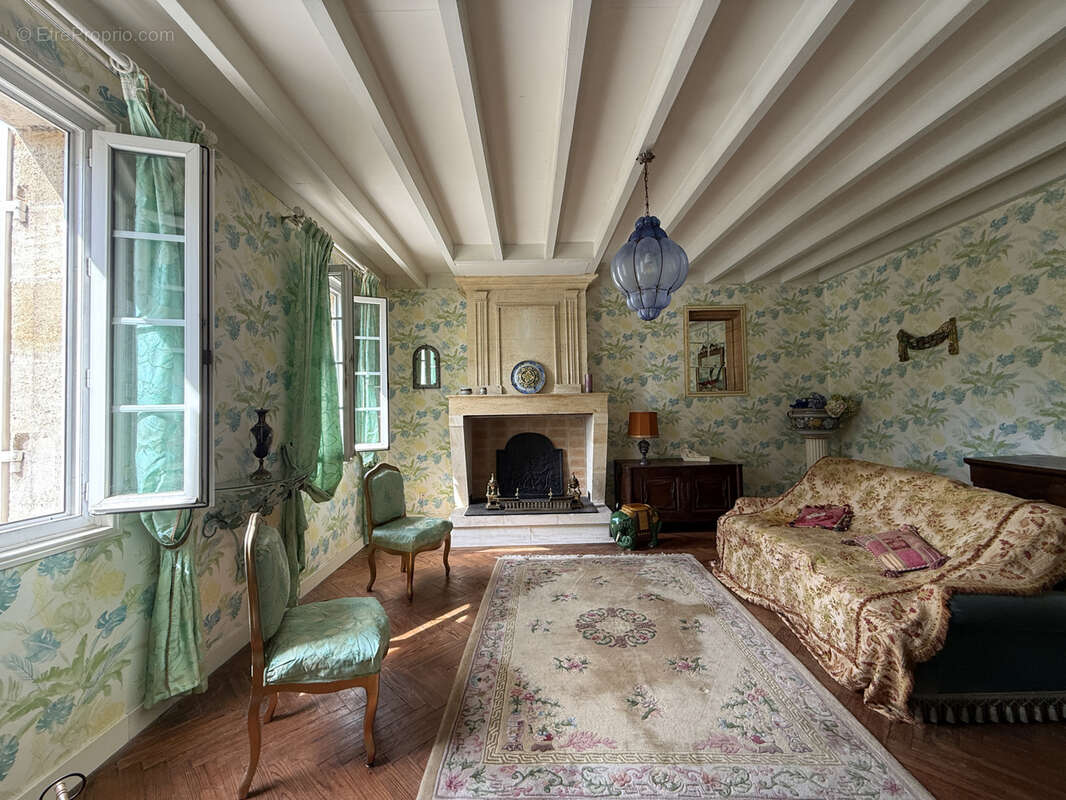 Maison à LES ARTIGUES-DE-LUSSAC