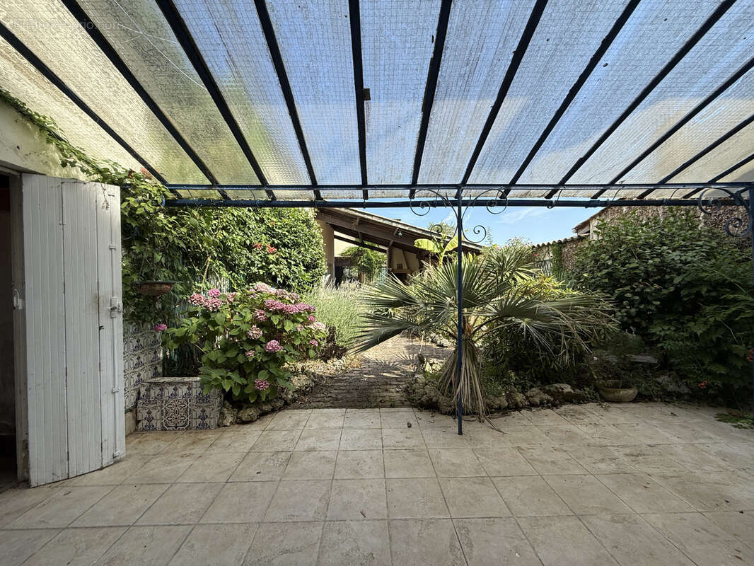 Maison à LES ARTIGUES-DE-LUSSAC