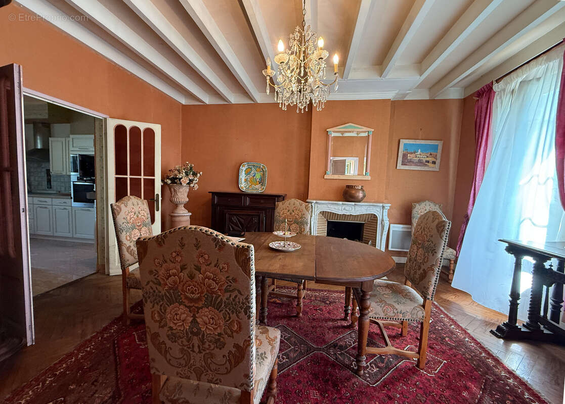 Maison à LES ARTIGUES-DE-LUSSAC