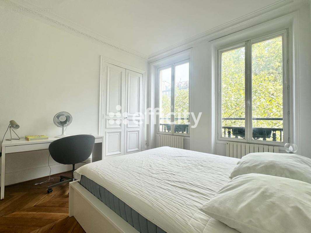 Appartement à PARIS-8E