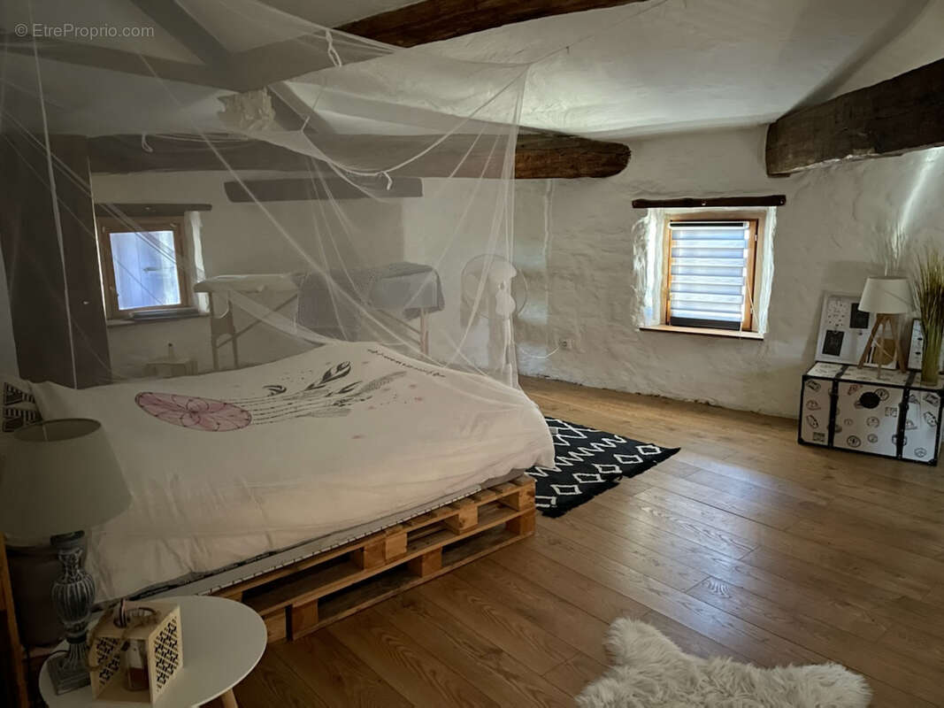 Commerce à PORTES-EN-VALDAINE