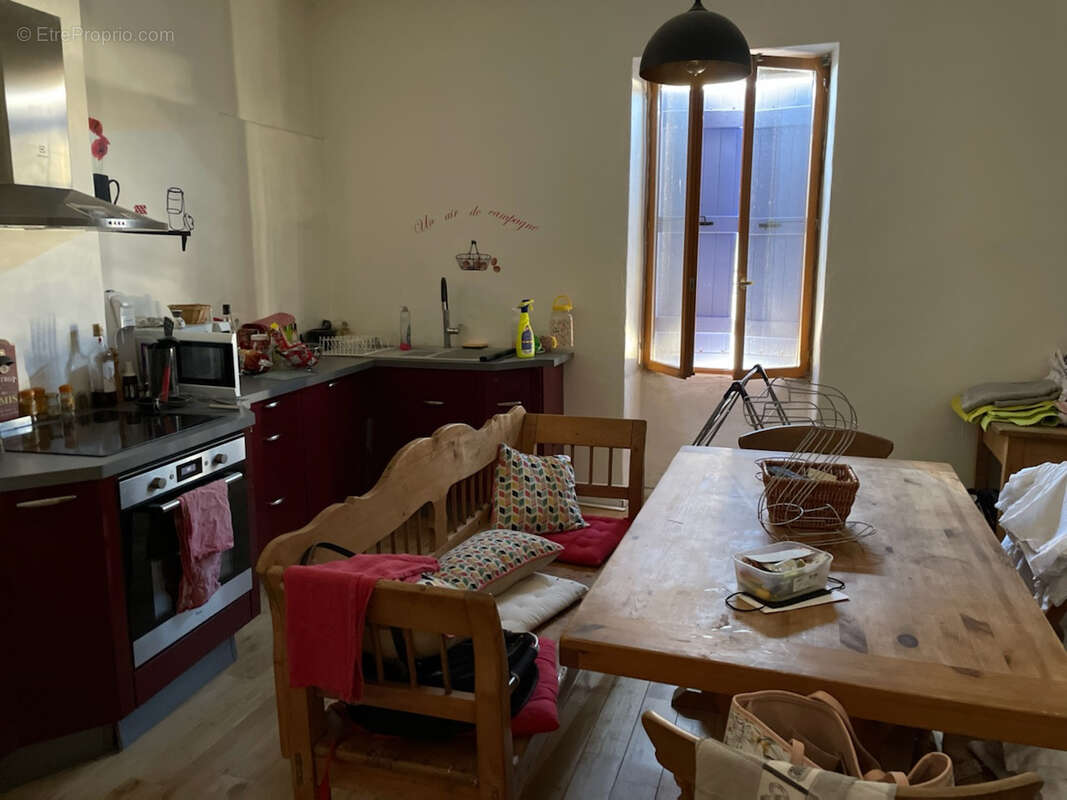 Commerce à PORTES-EN-VALDAINE