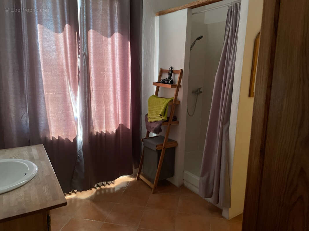 Commerce à PORTES-EN-VALDAINE