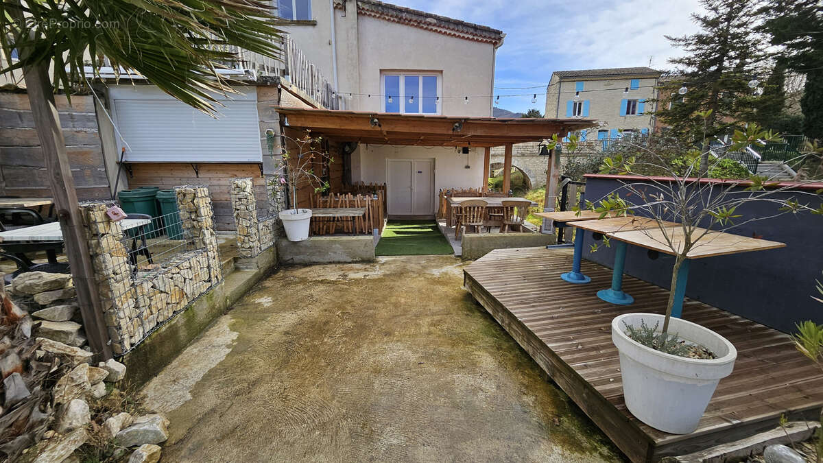 Commerce à PORTES-EN-VALDAINE