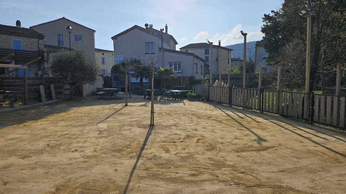 Commerce à PORTES-EN-VALDAINE