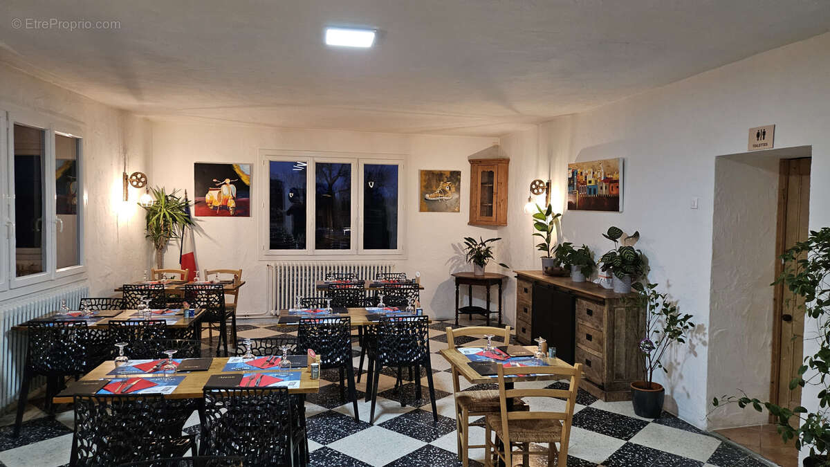 Commerce à PORTES-EN-VALDAINE