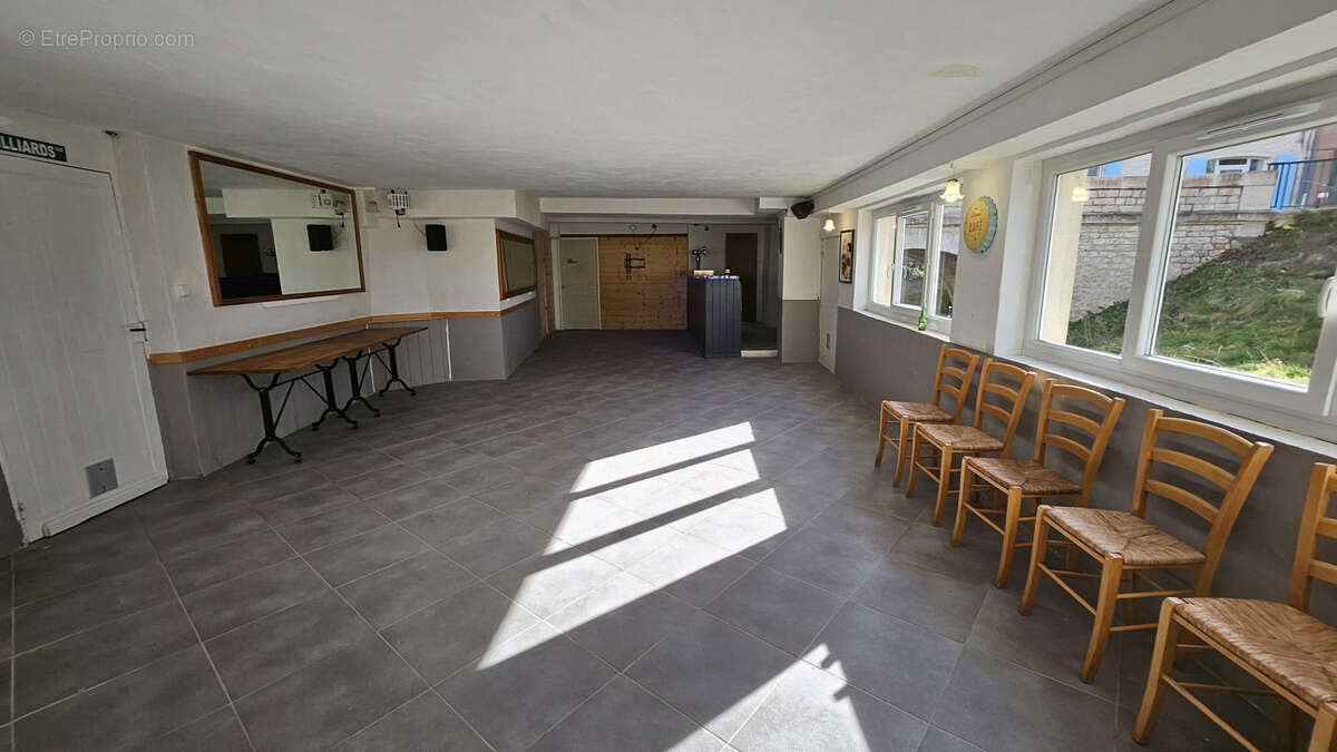 Commerce à PORTES-EN-VALDAINE