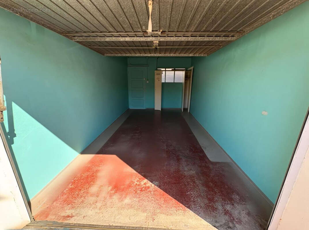 Parking à PORT-DE-BOUC