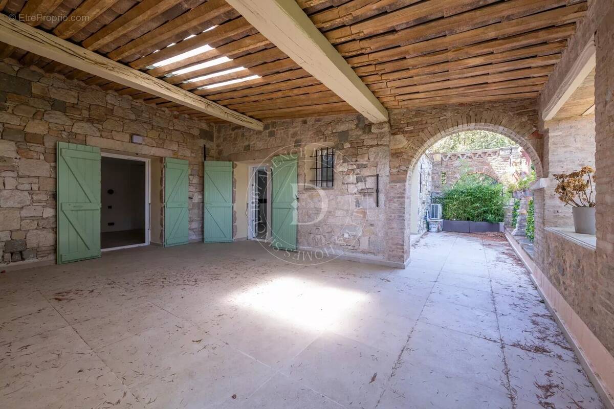 Appartement à SAINT-LAURENT-DU-VAR