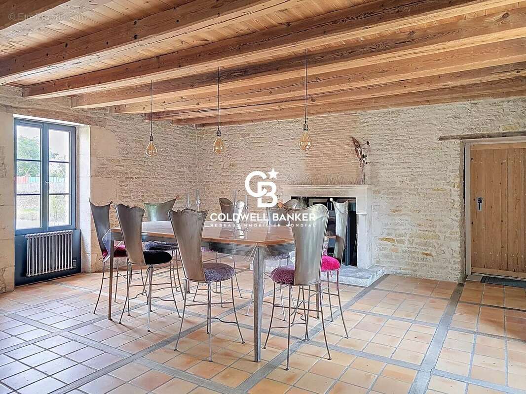 Maison à CHAMPAGNE-LES-MARAIS