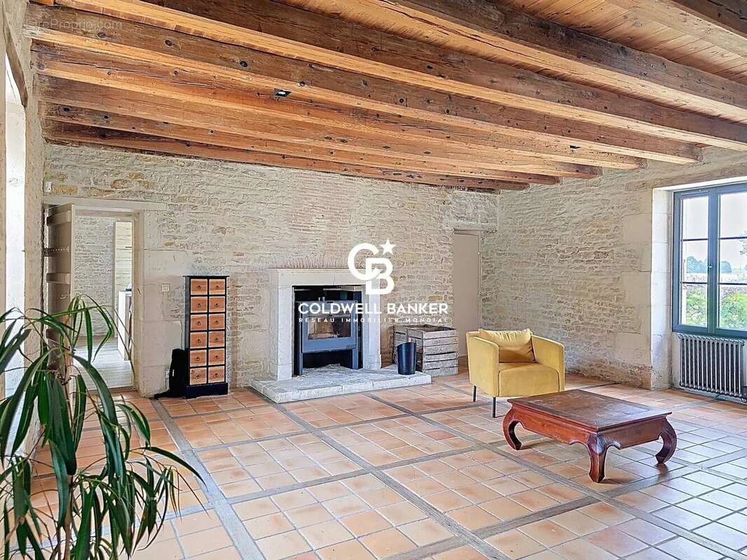 Maison à CHAMPAGNE-LES-MARAIS