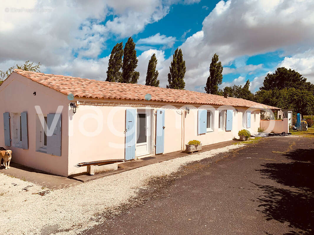 Maison à VOUILLE-LES-MARAIS
