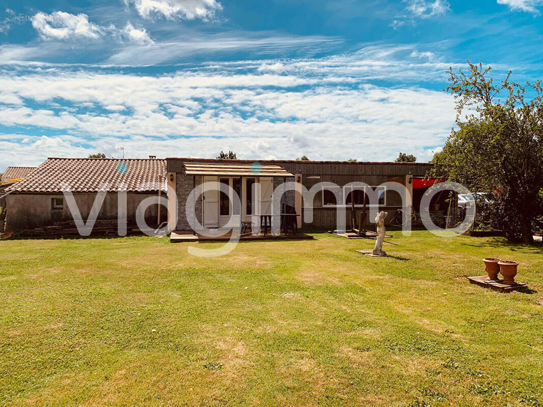 Maison à VOUILLE-LES-MARAIS