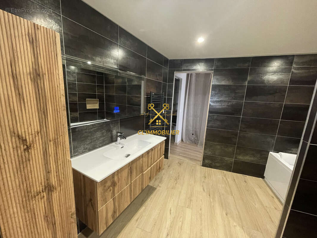 Appartement à SAINT-JUST-MALMONT