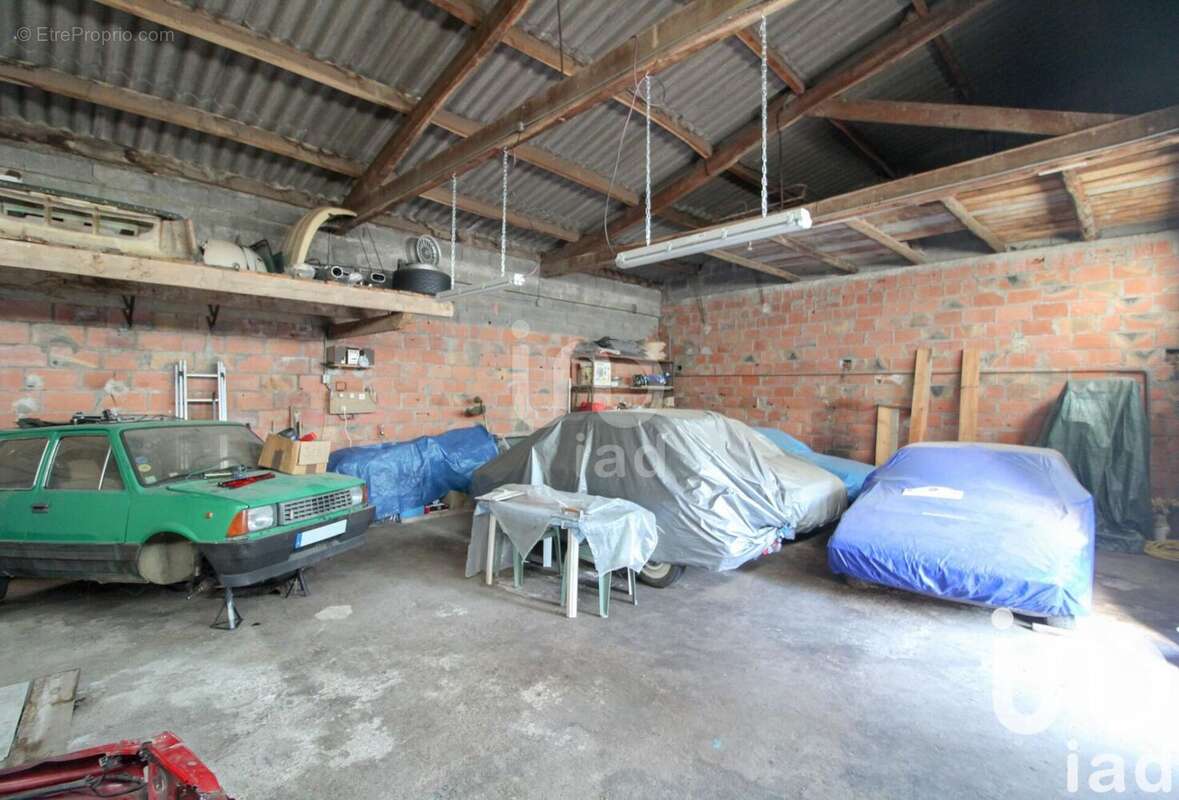 Photo 2 - Parking à SAINT-VICTOR-ET-MELVIEU