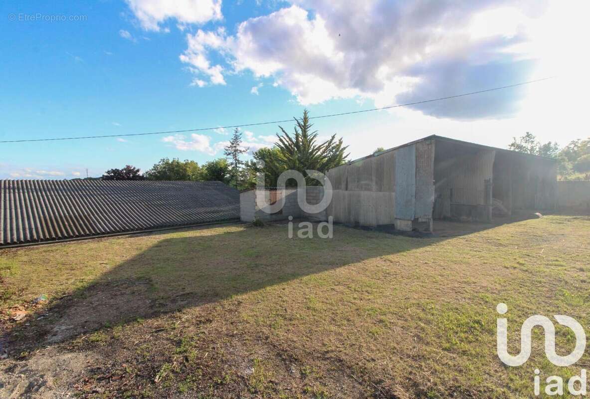 Photo 3 - Parking à SAINT-VICTOR-ET-MELVIEU