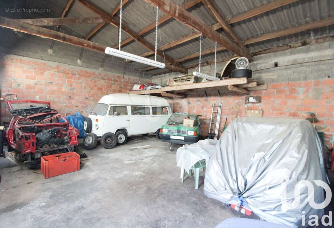 Photo 5 - Parking à SAINT-VICTOR-ET-MELVIEU