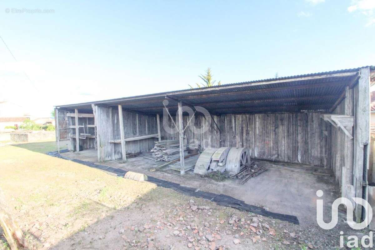 Photo 6 - Parking à SAINT-VICTOR-ET-MELVIEU