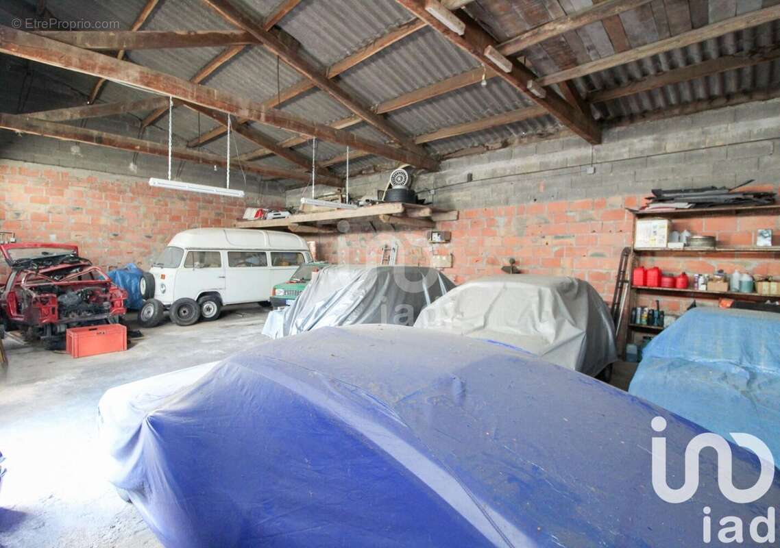 Photo 8 - Parking à SAINT-VICTOR-ET-MELVIEU