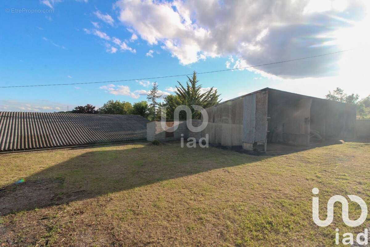 Photo 9 - Parking à SAINT-VICTOR-ET-MELVIEU