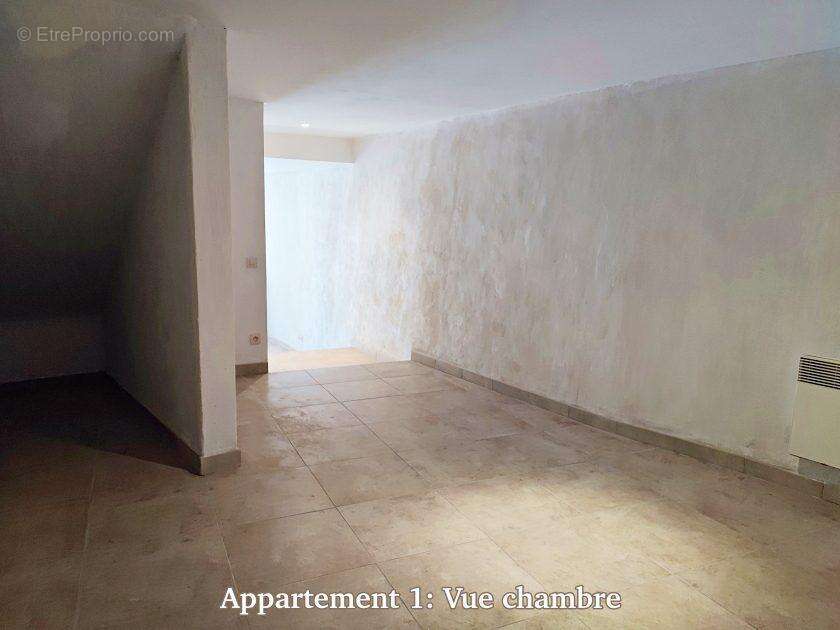 Appartement 1 - étage 1: chambre vue vers sortie - Maison à BELVEDERE