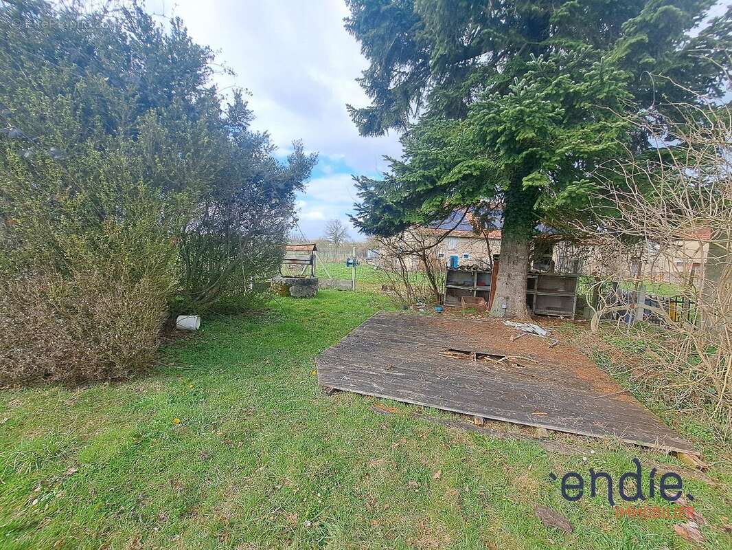 Maison à AINAY-LE-CHATEAU