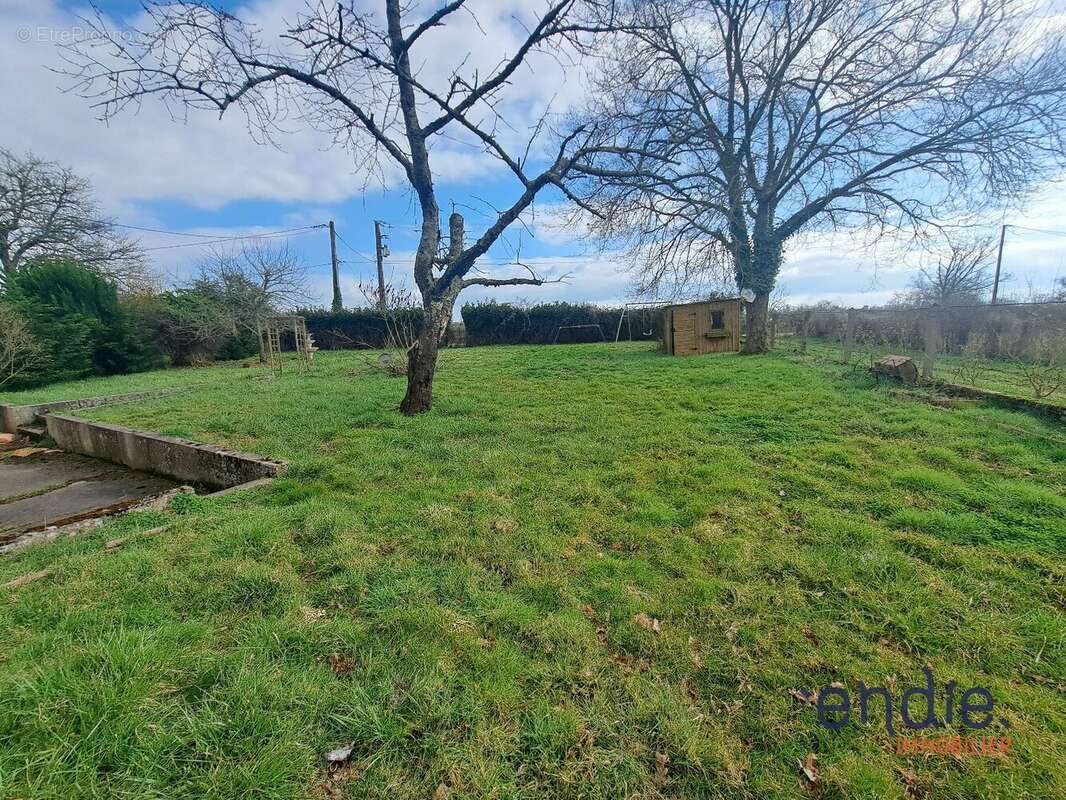 Maison à AINAY-LE-CHATEAU