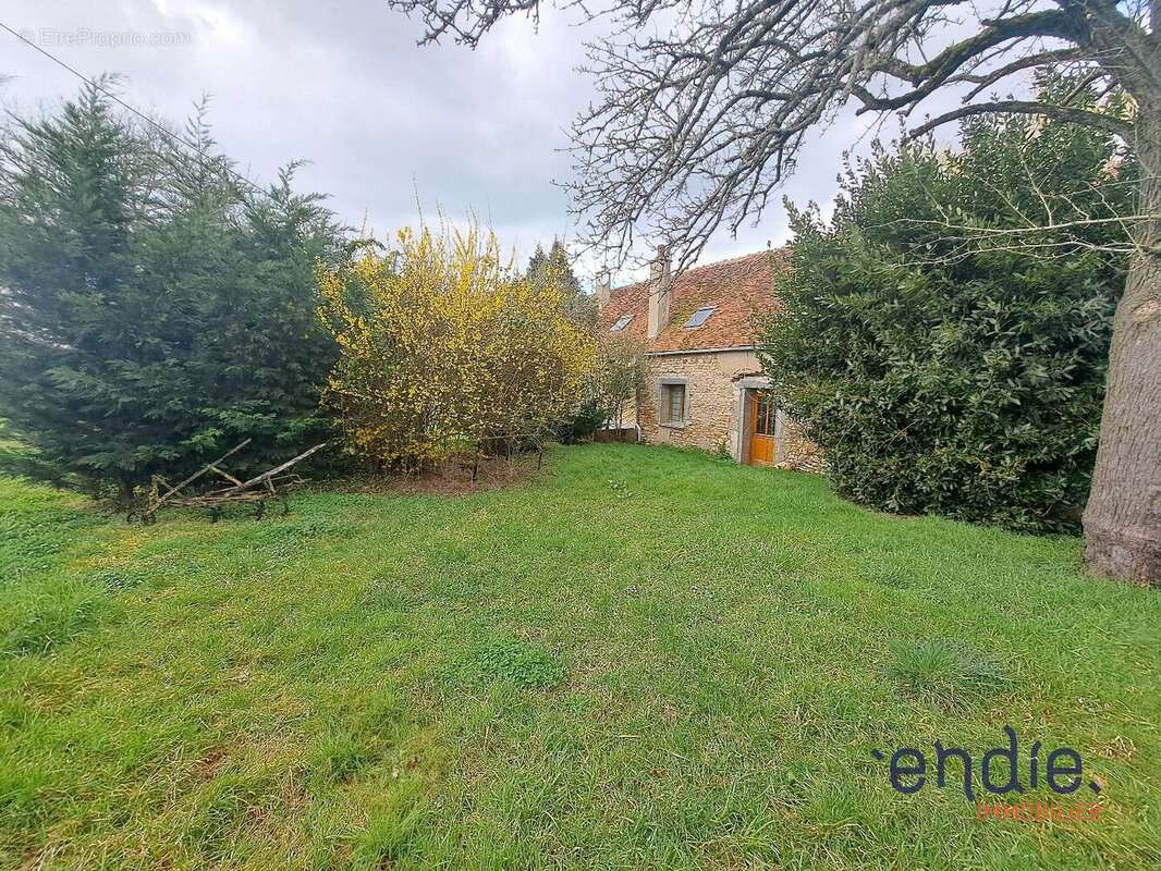 Maison à AINAY-LE-CHATEAU