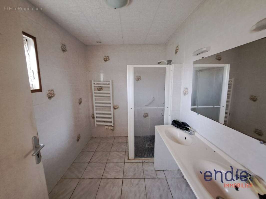 Maison à AINAY-LE-CHATEAU