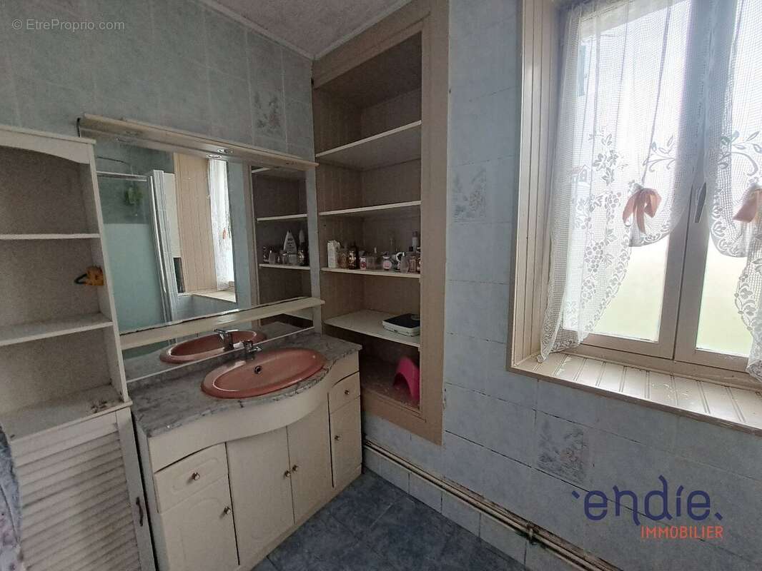 Maison à AINAY-LE-CHATEAU