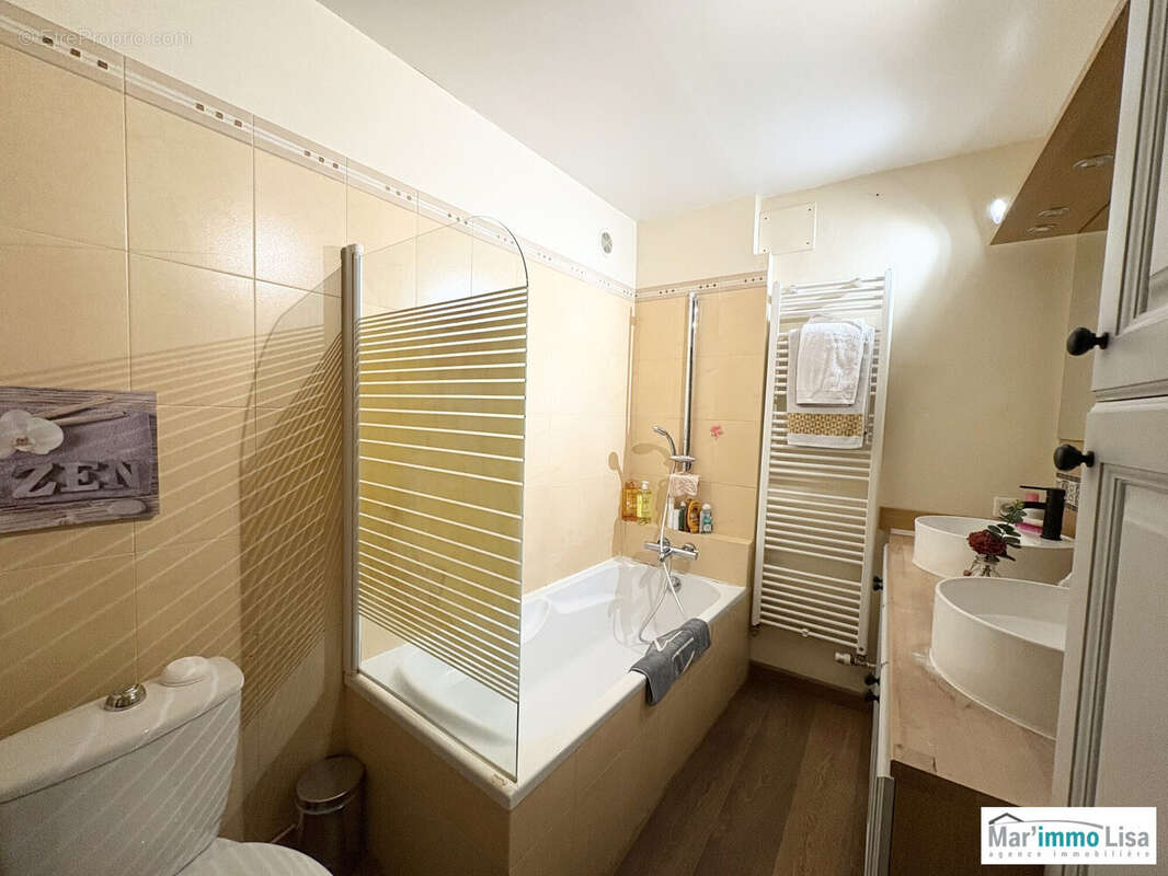 Maison à LA ROQUE-D&#039;ANTHERON