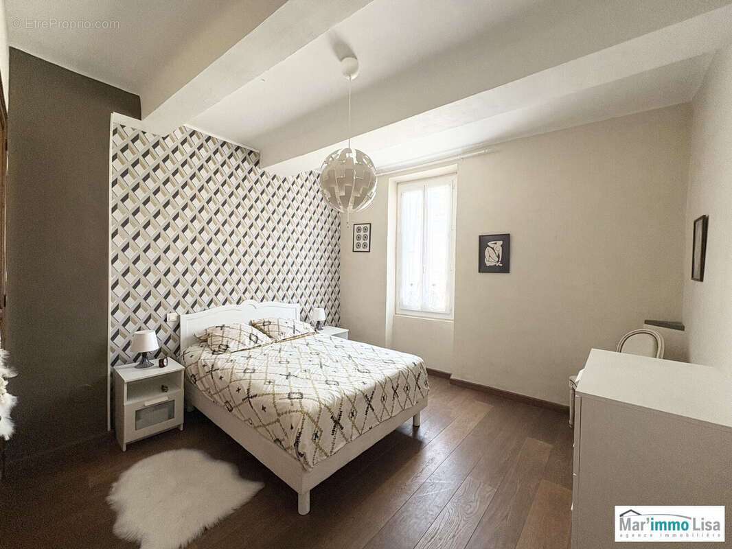 Maison à LA ROQUE-D&#039;ANTHERON