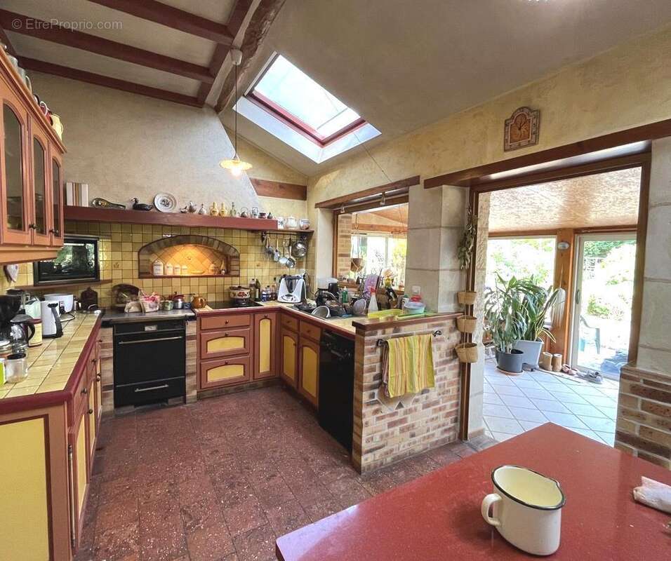 Cuisine ouverte sur la véranda - Maison à NOUATRE