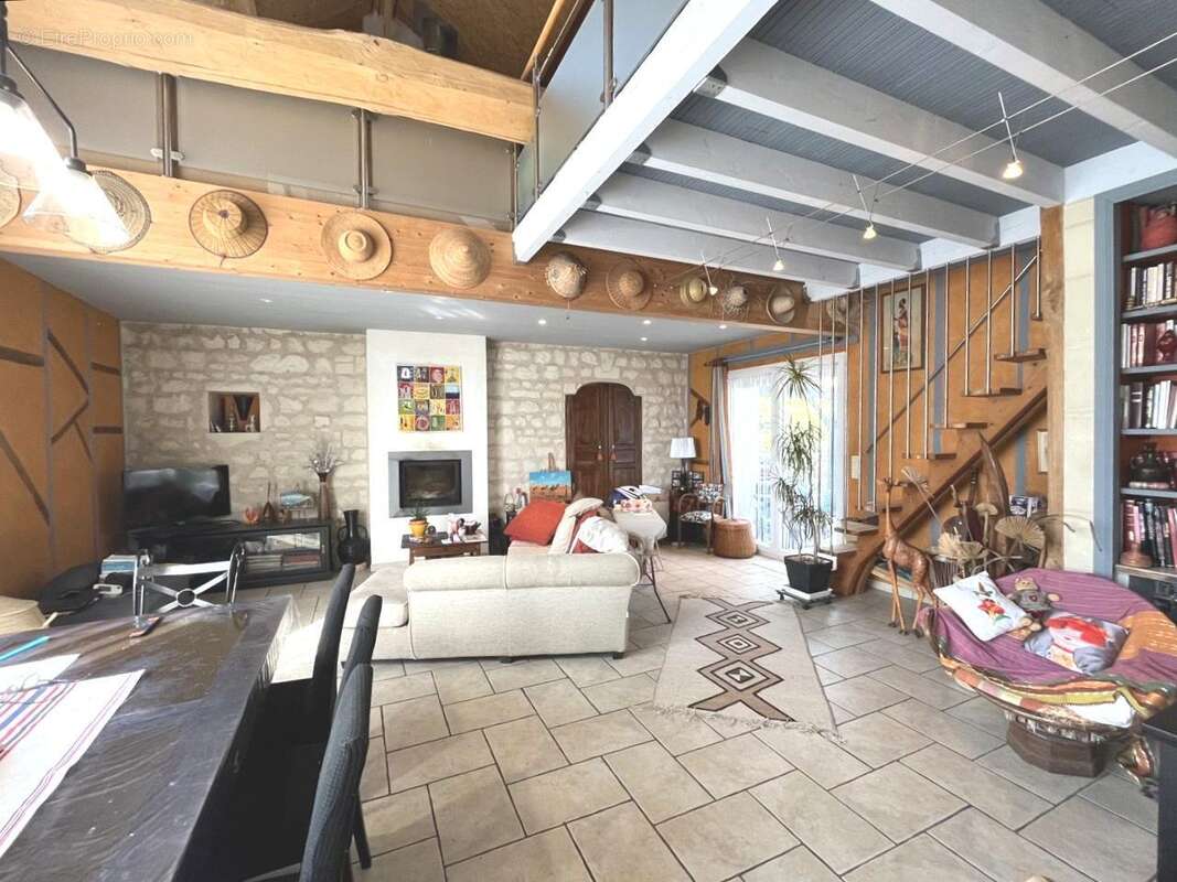 Grand séjour avec mezzanine - Maison à NOUATRE
